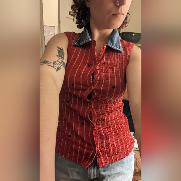 90's cottage-core sleeveless red pin striped button up!❣️ - Picture 3 of 5